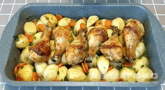 Фото приготовления рецепта: Куриные голени с картошкой в духовке - шаг 4