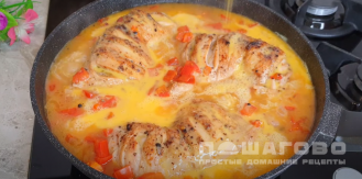 Фото приготовления рецепта: Куриные окорочка с яйцами и овощами на сковороде - шаг 9