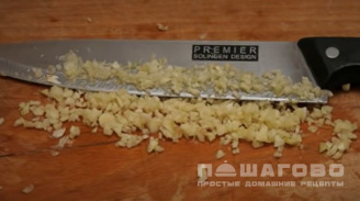 Фото приготовления рецепта: Стручковая фасоль на сковороде с чесноком - шаг 3