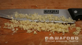Фото приготовления рецепта: Стручковая фасоль на сковороде с чесноком - шаг 3