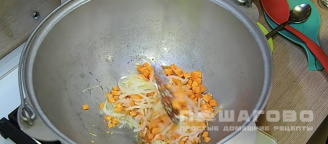 Фото приготовления рецепта: Овощное рагу с капустой и картофелем - шаг 7