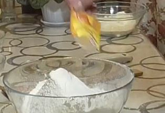 Фото приготовления рецепта: Традиционное итальянское печенье (Торчетти) - шаг 2