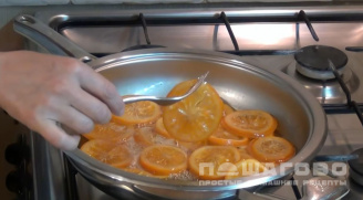 Фото приготовления рецепта: Карамелизированные апельсины - шаг 7