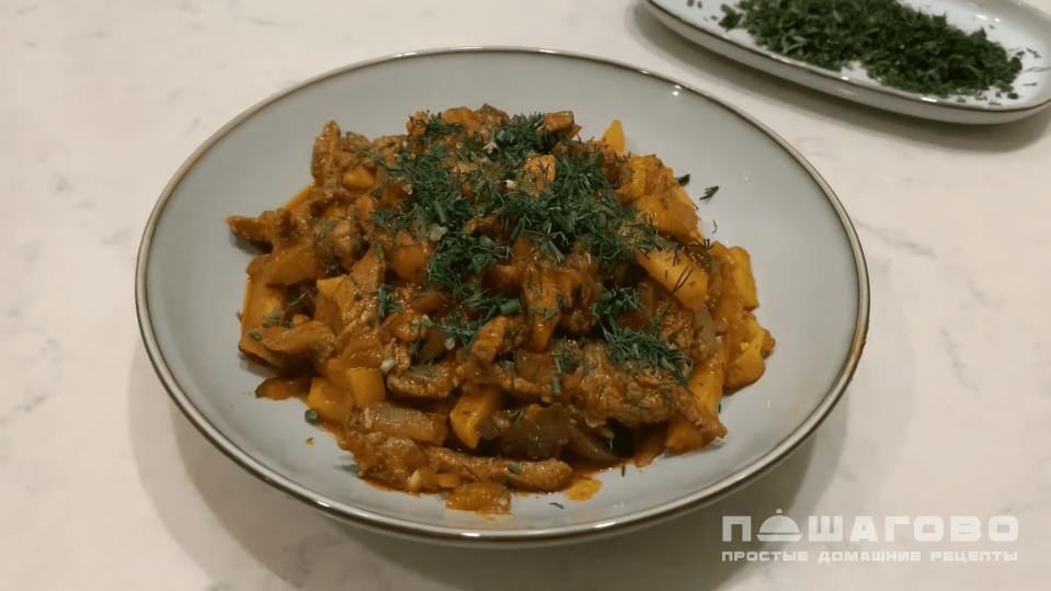 Фото приготовления рецепта: Азу с маринованными огурцами - шаг 7