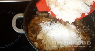 Фото приготовления рецепта: Утка с квашенной капустой и рисом - шаг 3