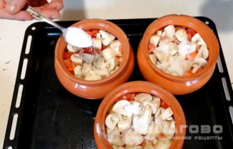Фото приготовления рецепта: Свиной суп в горшочках в духовке - шаг 4