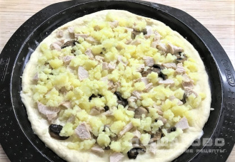 Фото приготовления рецепта: Пицца с картофелем - шаг 6