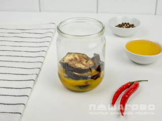 Фото приготовления рецепта: Острые баклажаны на зиму - шаг 6