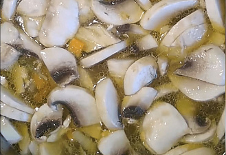 Фото приготовления рецепта: Суп куриный с грибами - шаг 3