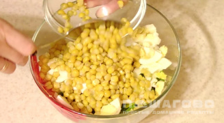 Фото приготовления рецепта: Грибной салат с кукурузой - шаг 5