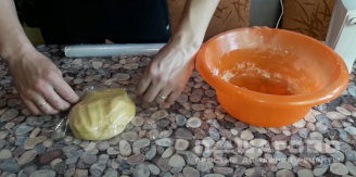 Фото приготовления рецепта: Заливной пирог с клубникой - шаг 6