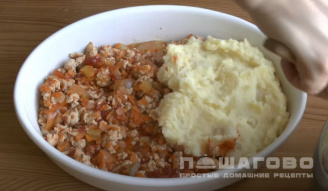Фото приготовления рецепта: Бифарше (запеканка из картофельного пюре и куриного фарша) - шаг 12