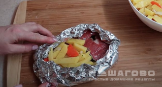 Фото приготовления рецепта: Лосось, запеченный в фольге с овощами - шаг 3
