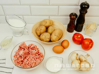 Фото приготовления рецепта: Картофельная запеканка на сковороде с фаршем - шаг 1