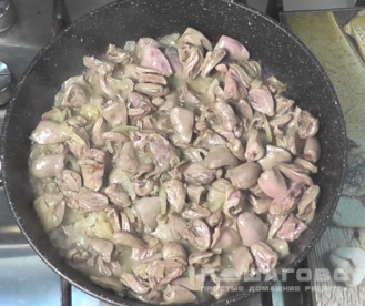 Фото приготовления рецепта: Куриные сердечки, тушеные в сливках - шаг 2