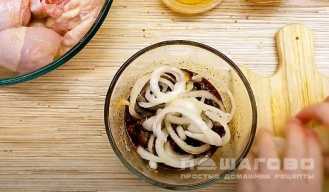 Фото приготовления рецепта: Курица в медовом кисло-сладком соусе - шаг 4