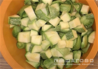 Фото приготовления рецепта: Салат из зеленых помидоров и кабачков в банке - шаг 2