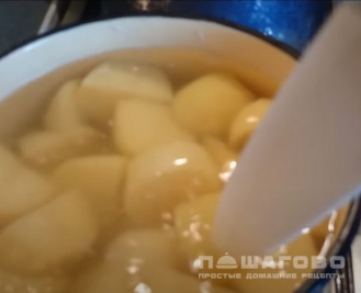 Фото приготовления рецепта: Вареный картофель с чесноком и тимьяном - шаг 5
