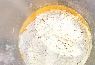 Фото приготовления рецепта: Кремовый пирог - шаг 2