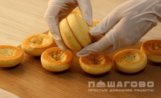 Фото приготовления рецепта: Пирожное Персики с вареной сгущенкой - шаг 3