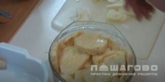 Фото приготовления рецепта: Яблочный пудинг с сухарями - шаг 6