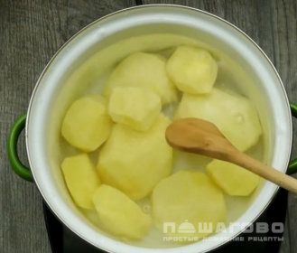 Фото приготовления рецепта: Картофельные котлеты на растительном масле - шаг 1