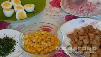 Фото приготовления рецепта: Салат с королевскими креветками и сухариками - шаг 1