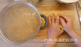 Фото приготовления рецепта: Суп с фрикадельками и овощами - шаг 2