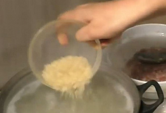 Фото приготовления рецепта: Суп с фрикадельками и рисом - шаг 7