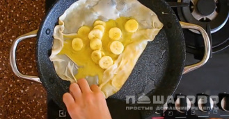 Фото приготовления рецепта: Тайские блинчики-роти с бананом - шаг 7