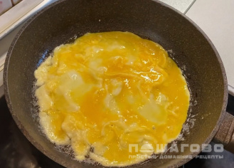 Фото приготовления рецепта: Классический французский омлет с сыром - шаг 3