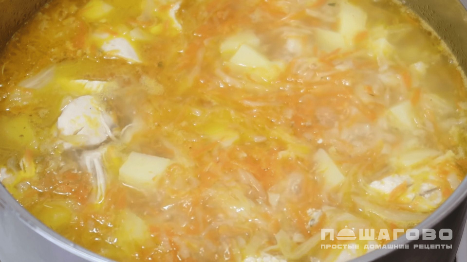 Фото приготовления рецепта: Кислые щи с капустой и куриной грудкой - шаг 5
