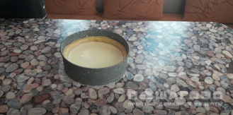 Фото приготовления рецепта: Заливной пирог с клубникой - шаг 13