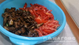 Фото приготовления рецепта: Салат с мясом и огурцами - шаг 7