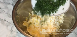 Фото приготовления рецепта: Закуска из крабовых палочек с сыром и зеленью - шаг 3