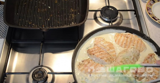 Фото приготовления рецепта: Куриные грудки в сливках с зеленью - шаг 6