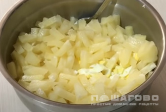Фото приготовления рецепта: Салат с копченой курицей и ананасом - шаг 3