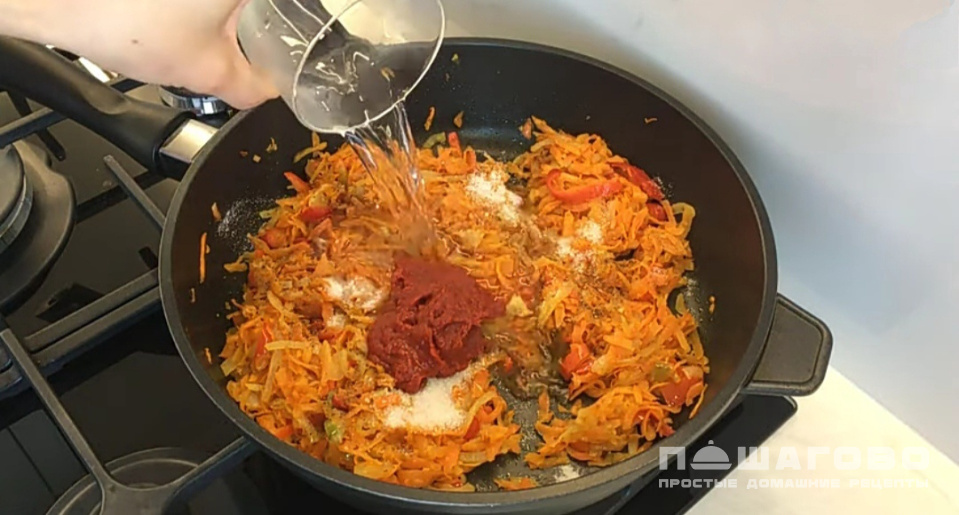 Фото приготовления рецепта: Тушенная скумбрия с овощами на сковороде - шаг 7