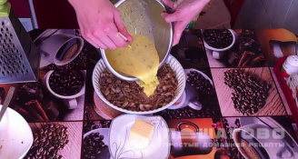 Фото приготовления рецепта: Заливной пирог с грибами - шаг 7
