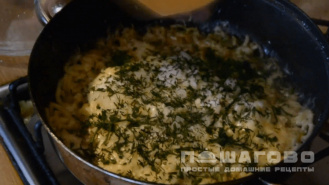 Фото приготовления рецепта: Макароны с яйцом и сыром на сковороде - шаг 2