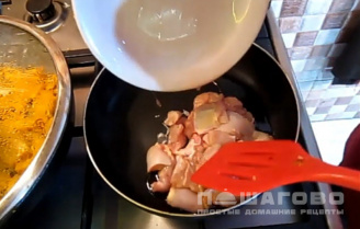 Фото приготовления рецепта: Курица с тыквой и рисом - шаг 6