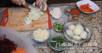 Фото приготовления рецепта: Борщ классический с перцем, укропом и чесноком - шаг 4