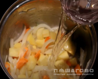 Фото приготовления рецепта: Тыквенный суп-пюре со сливками и курицей - шаг 2