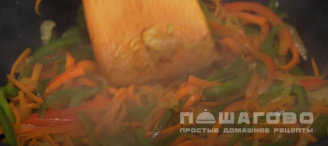 Фото приготовления рецепта: Острое свиное рагу с парикой, перцем чили и картофелем - шаг 5