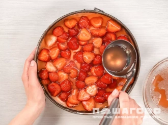 Фото приготовления рецепта: Тирольский пирог с ягодами - шаг 6