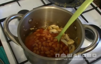 Фото приготовления рецепта: Суп с фасолью и грибами - шаг 6