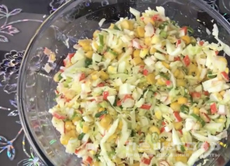 Фото приготовления рецепта: Салат из крабовых палочек и капусты - шаг 4