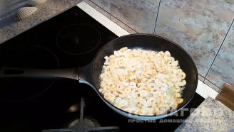 Фото приготовления рецепта: Салат с креветками и сыром - шаг 2