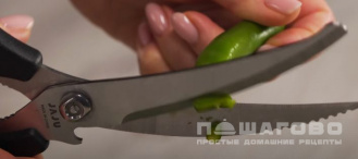 Фото приготовления рецепта: Овощной салат со сметаной и зеленью - шаг 5