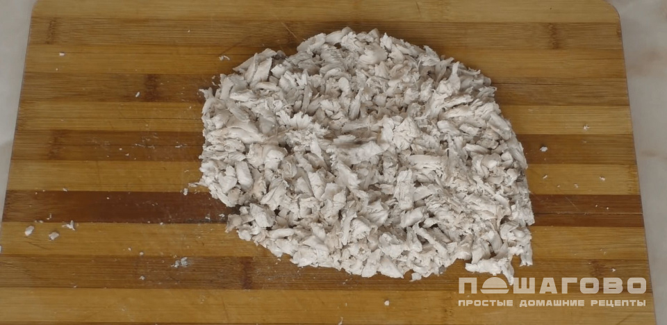 Фото приготовления рецепта: Салат с курицей и грибами - шаг 4